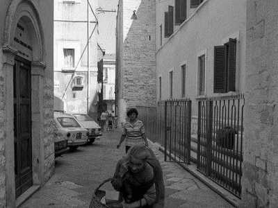 �Portava con s� un grosso sacco dietro la schiena che la costringeva a camminare un po� storta e tutta piegata in avanti � ricorda Luciano, anziano residente del centro storico -. Al polso sinistro aveva legato un secchio vuoto e con il braccio destro reggeva un cesto con dentro le cose usate�